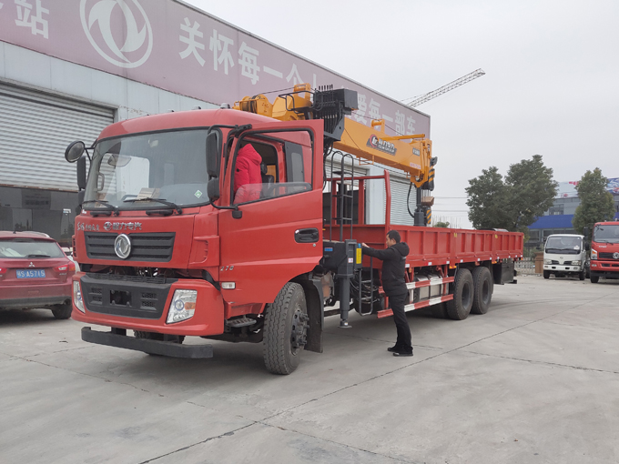 12噸東風(fēng)隨車(chē)吊帶鉆頭副鉤遙控雙聯(lián)泵于一體多功能隨車(chē)吊